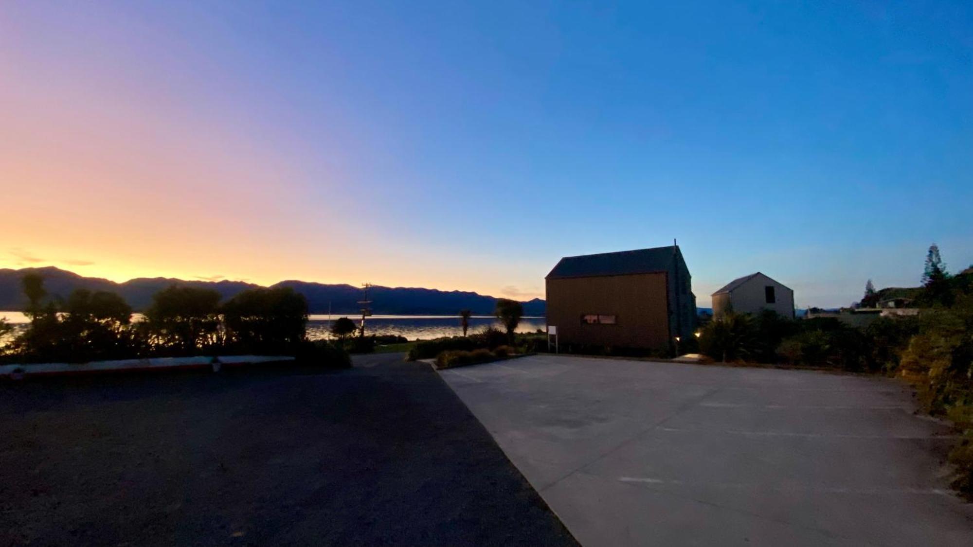Lake Ferry Hotel Villas Pirinoa Exterior photo